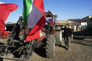 En Italie, des agriculteurs avec quelque 150 tracteurs ont manifesté à Orte, à une heure de Rome. KEYSTONE/AP/Gregorio Borgia